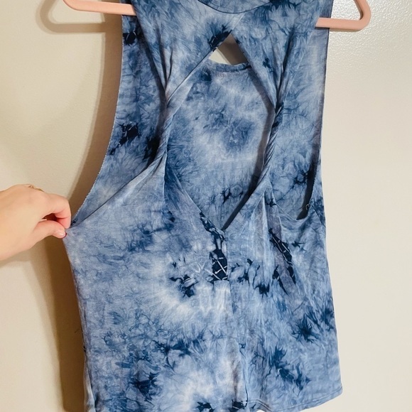 𝅺INTERI Open Back Pattern Gym Top - Picture 6 of 10